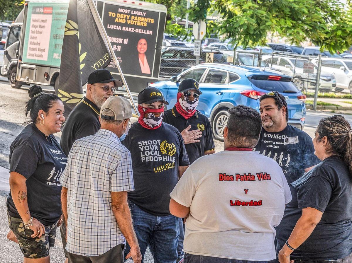 Personas con una bandera de los Proud Boys y camisetas con los símbolos del grupo frente al edificio de la Junta Escolar del Condado Miami-Dade, el miércoles 6 de septiembre de 2023.