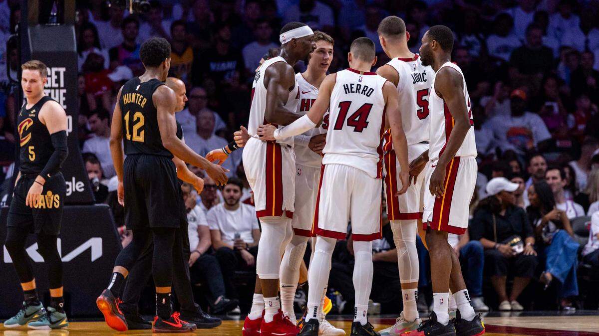 Los jugadores del Heat se reúnen durante la primera mitad del Juego 3 de los playoffs de la NBA ante los Cavaliers de Cleveland, el 26 de abril de 2025 en Miami. 