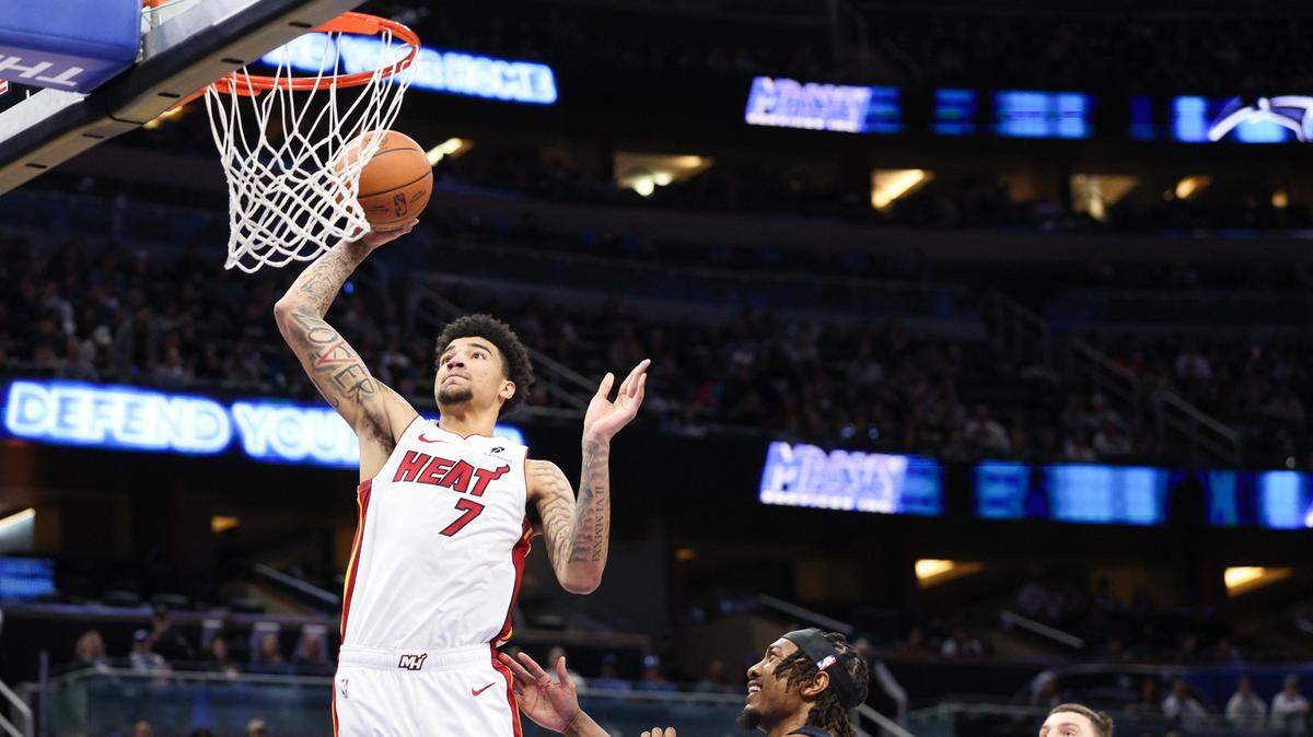 Miami Heat center Kel’el Ware (7) dunks the ball against the Orlando Magic in the first quarter at Kia Center.