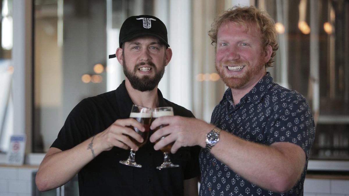 Lance Aschliman (izq) y Zachary Swanson son los propietarios de la recién inaugurada cervecera Unbranded Brewery, productora de cervezas artesanales en Hialeah y otra señal más del despegue del lugar, que está atrayendo a gente de otras zonas como un punto de entretenimiento.