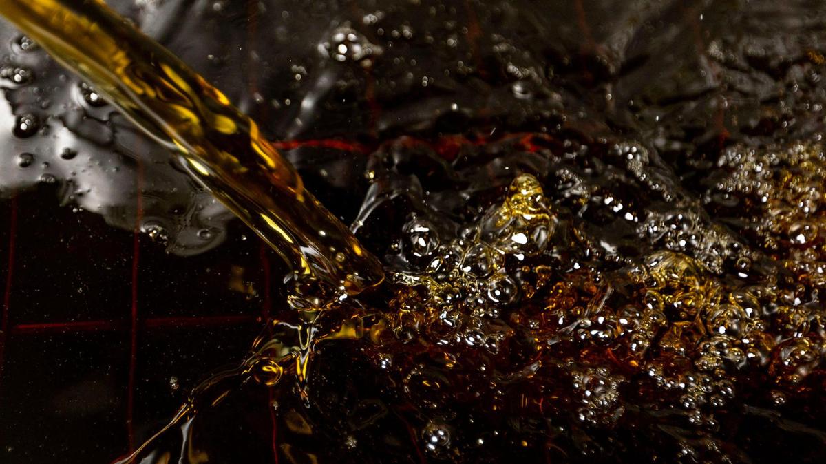 Richard Erin, técnico de servicio de Filta, devolviendo el aceite filtrado a una freidora en Cervecería La Tropical en Wynwood el miércoles 24 de mayo de 2023. Erin suele revisar la temperatura del aceite y reiniciar la freidora, retirar el aceite de la freidora con una máquina de filtración, limpiar la freidora con un sistema de filtración al vacío y luego devolver el aceite filtrado. Con el tiempo, el aceite puede reciclarse en un combustible bajo en carbono llamado biodiésel.