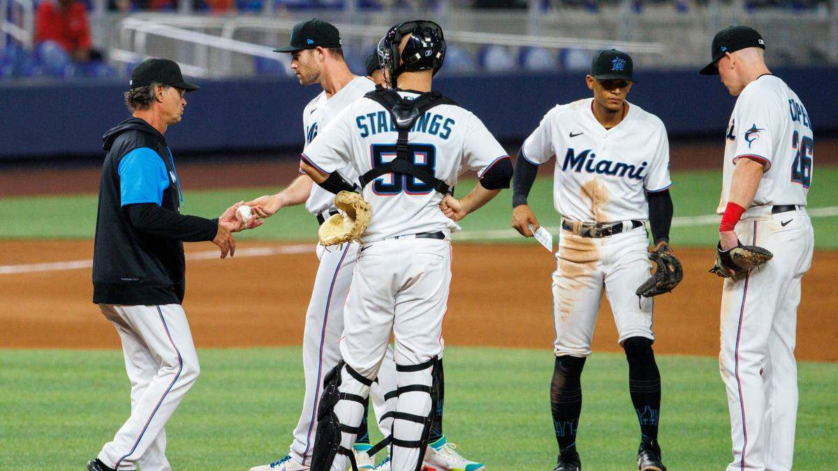 Foto de archivo. El manager de los Marlins Don Mattingly le pide la pelota al relevista Anthony Bender en el octavo inning del partido ante los Nacionales de Washington, el 18 de mayo de 2022 en Miami.
