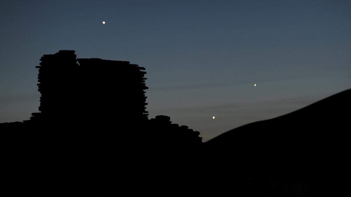 planetary alignment parade night sky