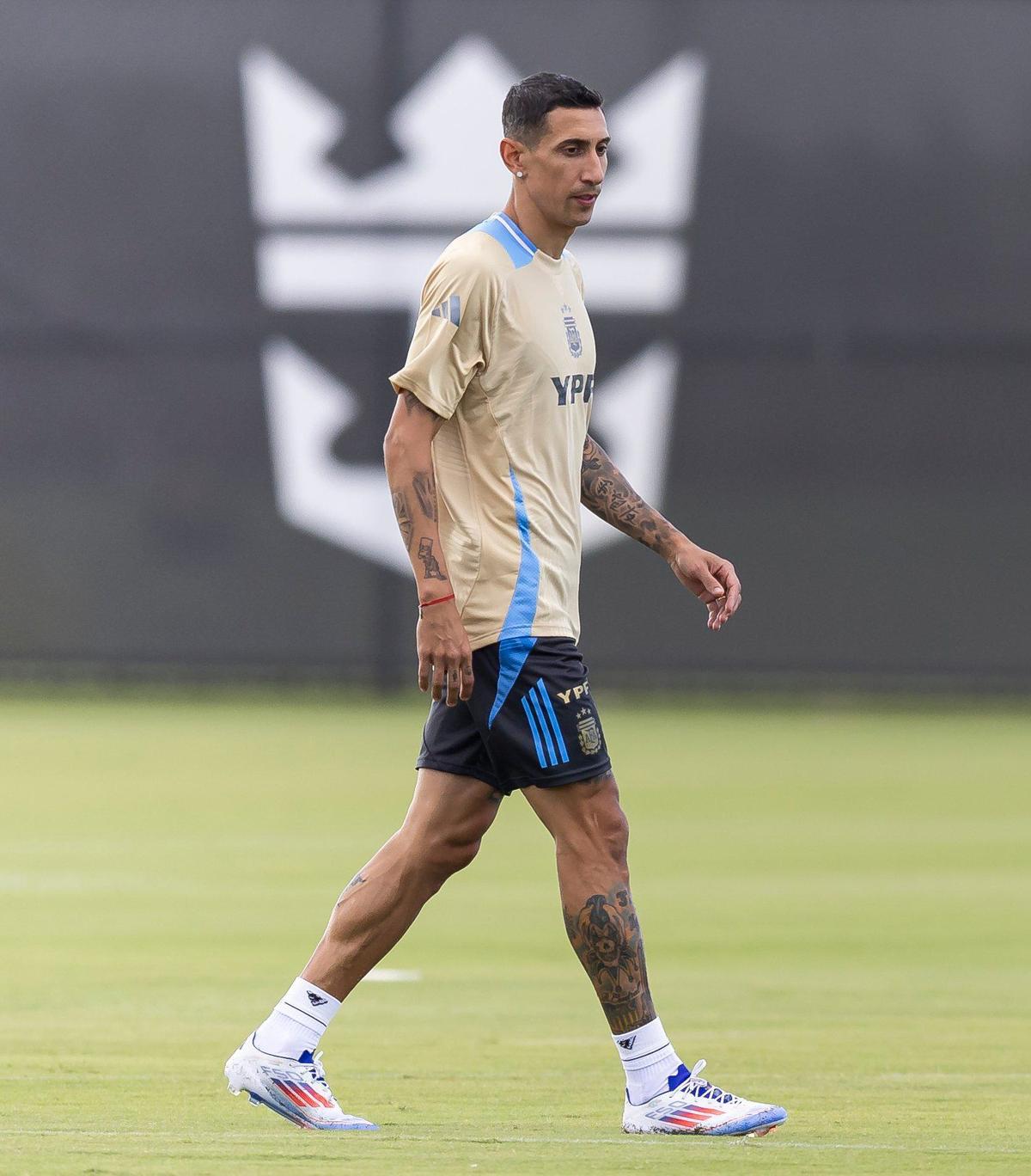 Argentina’s midfielder Ángel Di María prepares to run drills during practice at the Florida Blue Training Center in Fort Lauderdale, Fla.