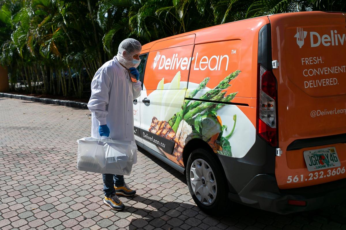 Yuri Kouzenkov le entrega comida a&nbsp;adultos mayores de edad en Brickell, Florida el miércoles 25 de marzo de 2020.