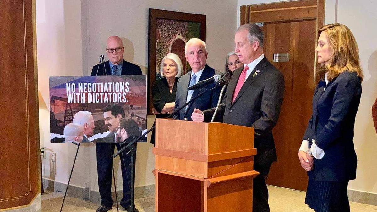 IMÁGENES DE ARCHIVO: Los legisladores republicanos de Miami Mario Díaz-Balart, Carlos Giménez y María Elvira Salazar durante una conferencia de prensa sobre la reunión de funcionarios de la administración de Biden con el líder autoritario de Venezuela, Nicolás Maduro, en el Aeropuerto Internacional de Miami el 15 de marzo de 2022.