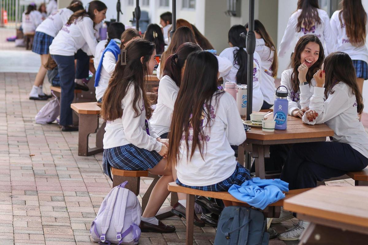 Estudiantes de la Academia Católica Our Lady of Lourdes durante el recreo del almuerzo. Si bien las escuelas católicas del sur de Florida han alcanzado un máximo de matrículas en el año académico 2023-2024, Lourdes cuenta con un límite de inscripción impuesto por el condado, lo que ha permitido que sus cifras se mantengan estables. No obstante, esta prestigiosa institución ha registrado un aumento en el número de solicitudes de admisión.