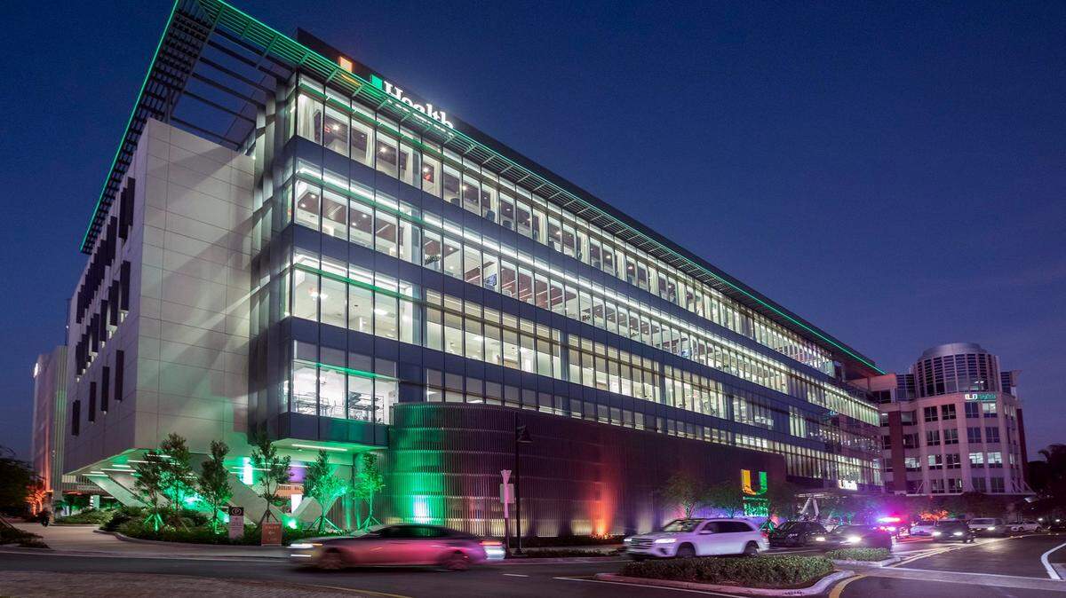 Vista externa del nuevo Centro Médico UHealth Doral durante su gran inauguración el jueves 21 de noviembre de 2024.