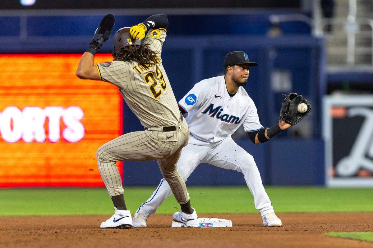 El segunda base de los Marlins Luis Arráez pone out a Fernando Tatis Jr., de los Padres de San Diego, en el partido celebrado el 1ro de junio de 2023 en Miami.