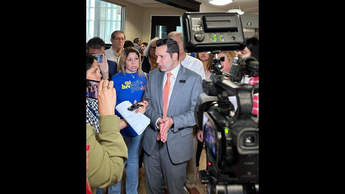 El concejal de Doral, Rafael Pineyro, se dirige a los medios de comunicación después de que el concejo aprobara por unanimidad una resolución que él patrocinó, instando al presidente Trump a encontrar una solución para los venezolanos luego de la eliminación del TPS bajo la administración Trump.