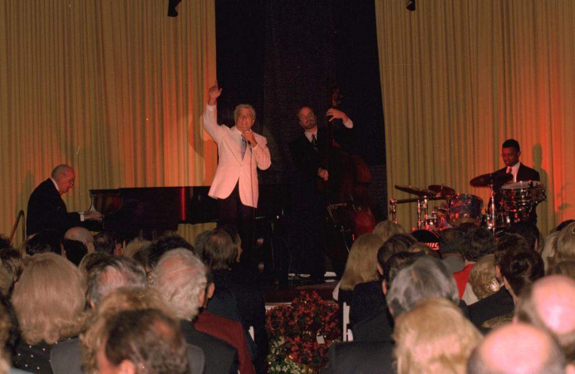 Singer Tony Bennett performs for about 400 Club Mar-a-Lago members in 1999.