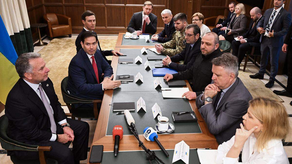 El secretario de Estado de Estados Unidos, Marco Rubio (centro izq.), flanqueado por el enviado especial de la Casa Blanca Steve Witkoff y Jared Kushner, habla durante una reunión con funcionarios ucranianos encabezados por el secretario del Consejo de Seguridad Nacional y Defensa de Ucrania, Rustem Umerov (centro der.), en Hallandale Beach, Florida, el 30 de noviembre de 2025. (Chandan Khanna/AFP/Getty Images/TNS)