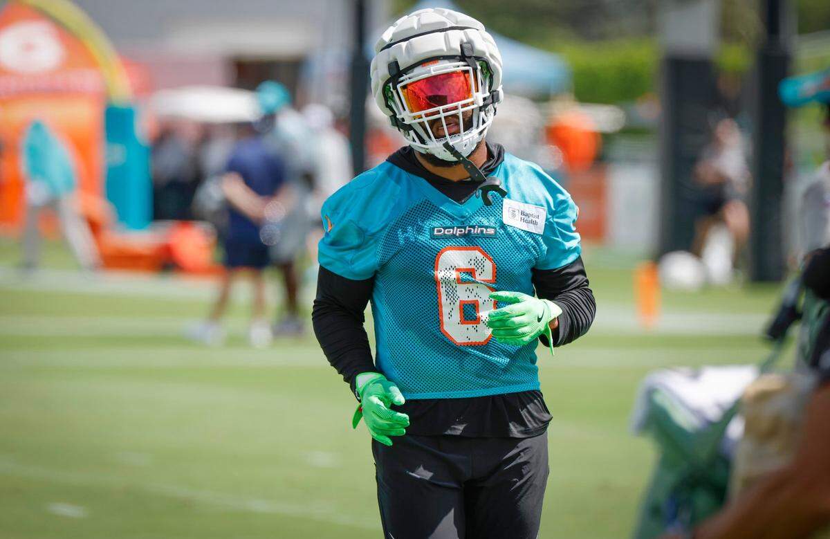 Miami Dolphins linebacker Anthony Walker Jr. (6) runs through drills during practice at the Baptist Health Training Complex in Miami Gardens on Saturday, July 28, 2024.