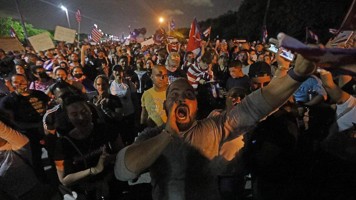 Alejandro Vega (centro) durante una mitin en apoyo a las protestas del pueblo contra el gobierno en Cuba se manifiesta en el Comando Sur de Estados Unidos, en Doral, el martes 13 de julio de 2021.