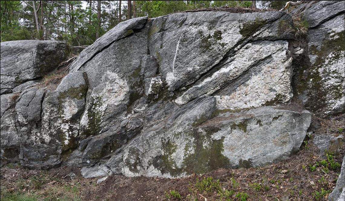 The rock where several ancient paintings were found.