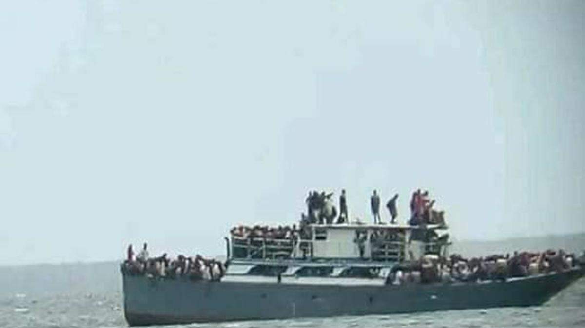 Una embarcación de migrantes con más de 800 personas hacinadas  cerca de la costa de Villa Clara, Cuba, el martes 24 de mayo de 2022.
