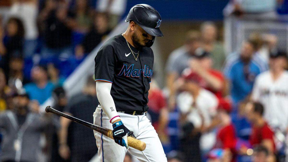 El bateador de los Marlins de Miami, Miguel Rojas (11), reacciona al poncharse para perder 2-1 contra los Filis de Filadelfia en el LoanDepot Park, el viernes 15 de julio de 2022.