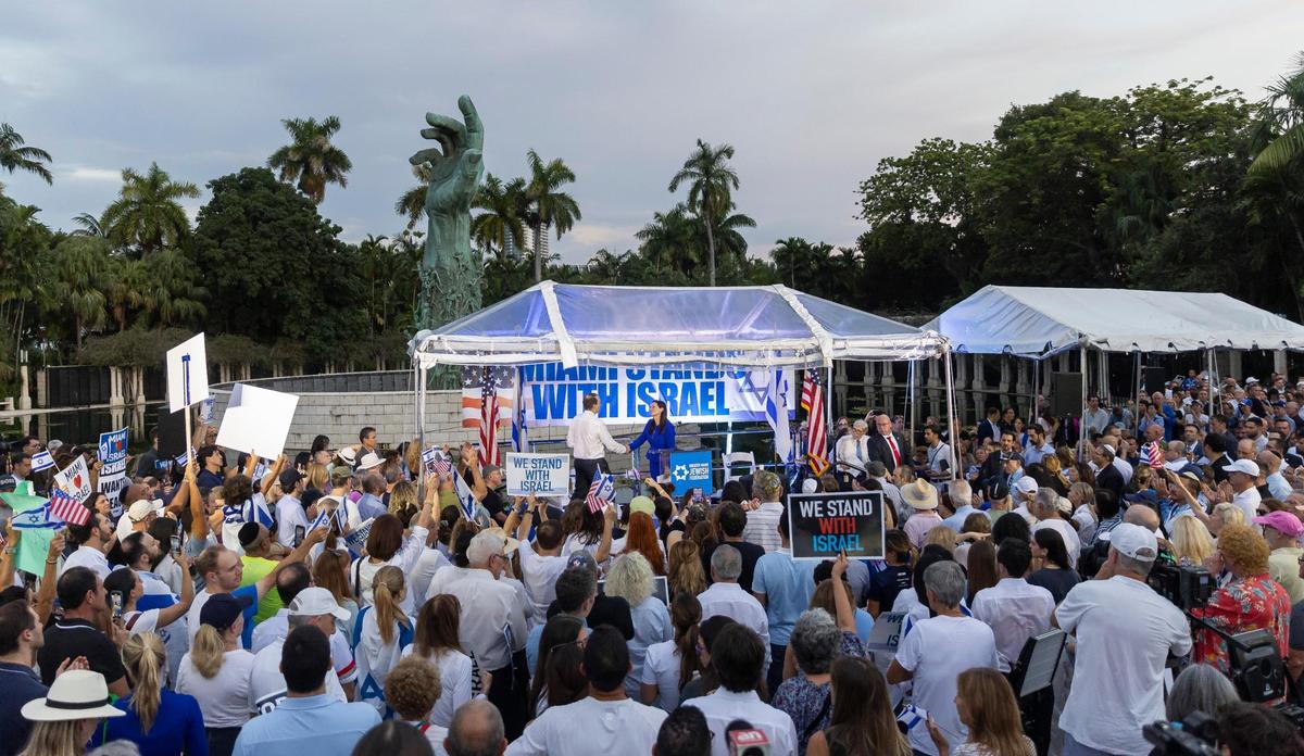 La vicegobernadora de la Florida, Jeanette Núñez, asiste a una concentración en el Memorial del Holocausto el martes 10 de octubre de 2023, en Miami Beach, Florida. La gente acudió al acto, organizado por la Greater Miami Jewish Federation, para mostrar su solidaridad con Israel después de que militantes de Hamás lanzaran un ataque mortal contra el país desde Gaza.