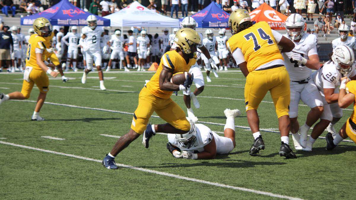 St. Thomas Aquinas running back Jordan Lyle carries the ball during the Raiders’ game at home Saturday afternoon against St. John Bosco (Ca.).