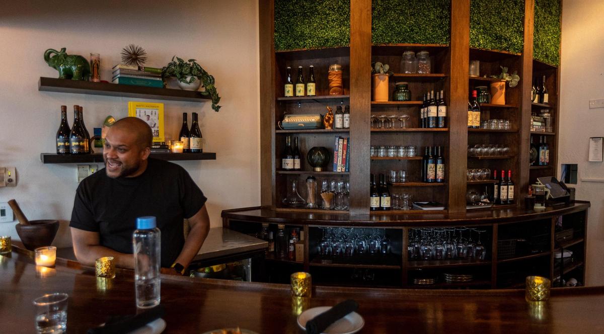 El chef Timon Balloo detrás de la barra en The Katherine en Fort Lauderdale. Los asientos de la barra suelen estar para comensales sin reserva previa.
