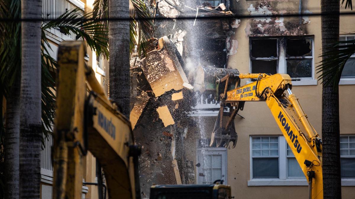 Una excavadora empieza a demoler Temple Court Apartments, 431 NW 3 St. el martes 18 de junio de 2024 en Miami.
