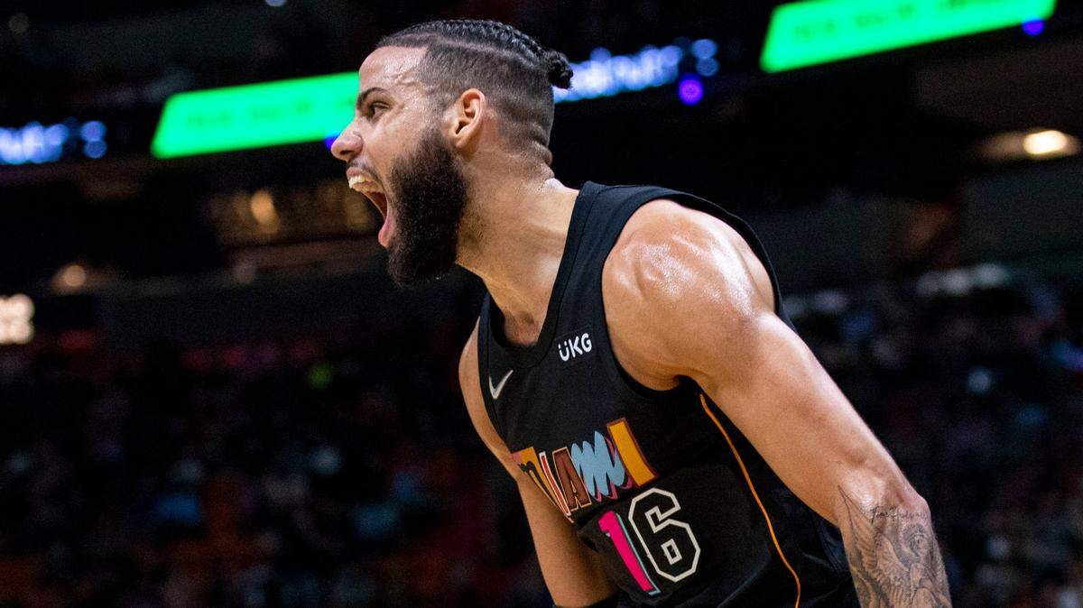 El escolta de los Miami Heat Caleb Martin (16) reacciona después de sumergirse durante el último cuarto de un partido de la NBA contra los Milwaukee Bucks en el FTX Arena en Miami, Florida, el miércoles 8 de diciembre de 2021.
