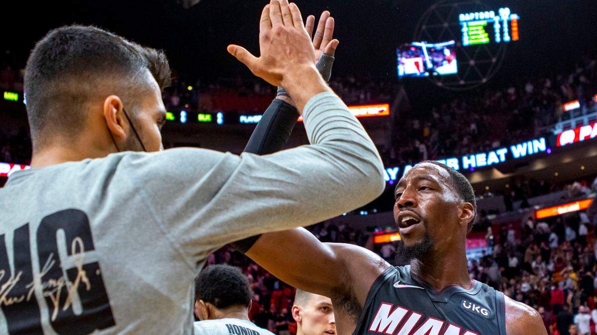 El pívot de Miami Bam Adebayo (13) celebra con su compañero Omer Yurtseven después del triunfo del Heat ante los Raptors 104-99, el lunes 17 de enero de 2022 en Miami.