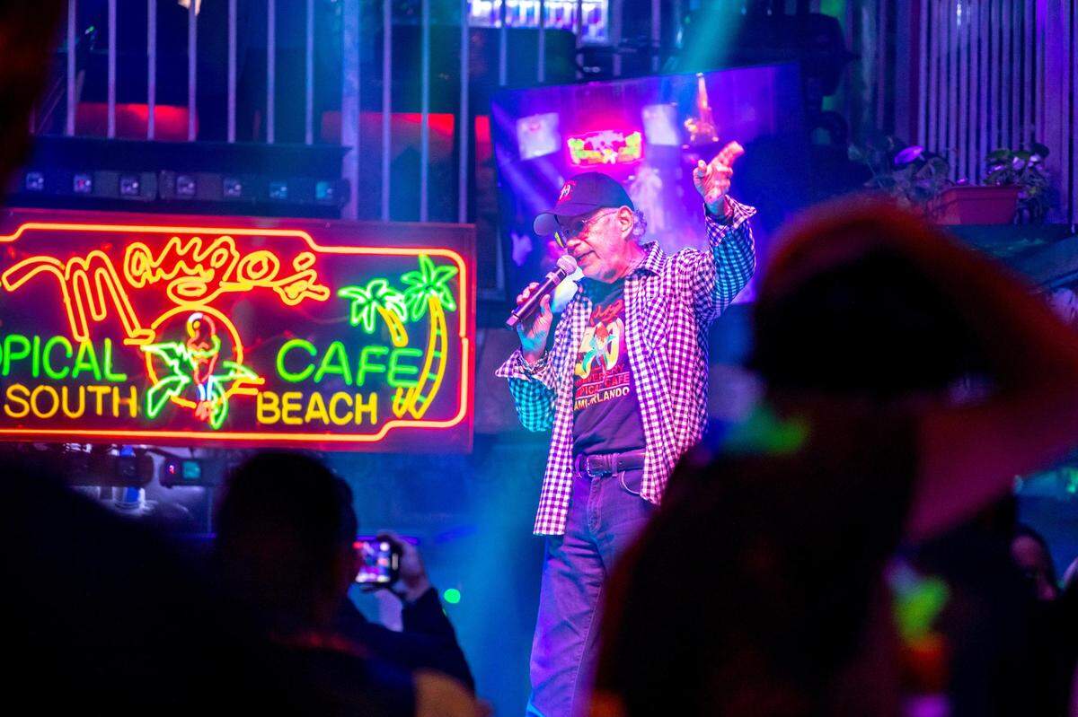 Mango’s owner David Wallack informs patrons they will have to leave soon as the City of Miami Beach imposed a curfew at midnight to curb violence during spring break.