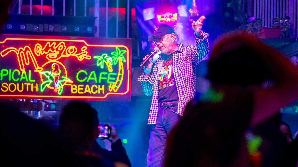 Mango’s owner David Wallack informs patrons they will have to leave soon as the City of Miami Beach imposed a curfew at midnight to curb violence during spring break.