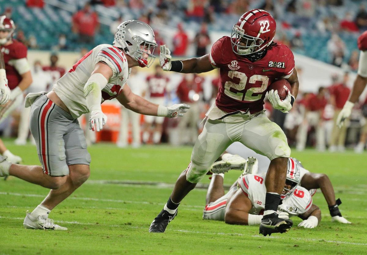 Alabama Crimson Tide running back Najee Harris (22) runs for yardage in the third quarter during the 2021 National Championship game at Hard Rock Stadium in Miami Gardens on Monday, January 11, 2021.