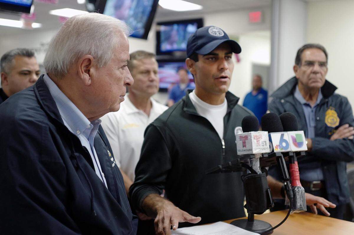 De izquierda a derecha, Tomás Regalado. Alcalde de Miami, Francis Suárez, comisionado de Miami y Xavier Suárez, comisionado de Miami-Dade , durante la conferencia de prensa en la sede del centro de Emergencias de la Ciudad de Miami, donde se anuncio un toque de queda a partir de las 7 pm el sábado, 9 de septiembre del 2017.