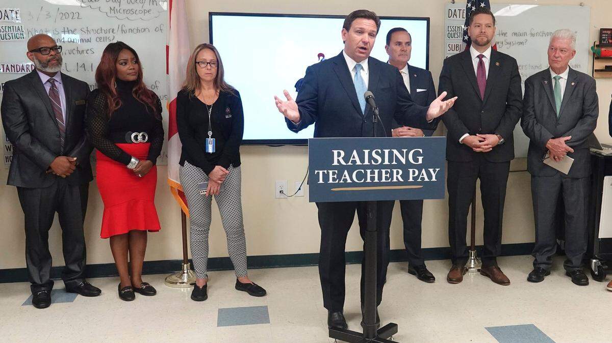 El gobernador Ron DeSantis en una conferencia de prensa en la escuela chárter Renaissance en Wellington, Florida, el lunes 21 de marzo de 2022.