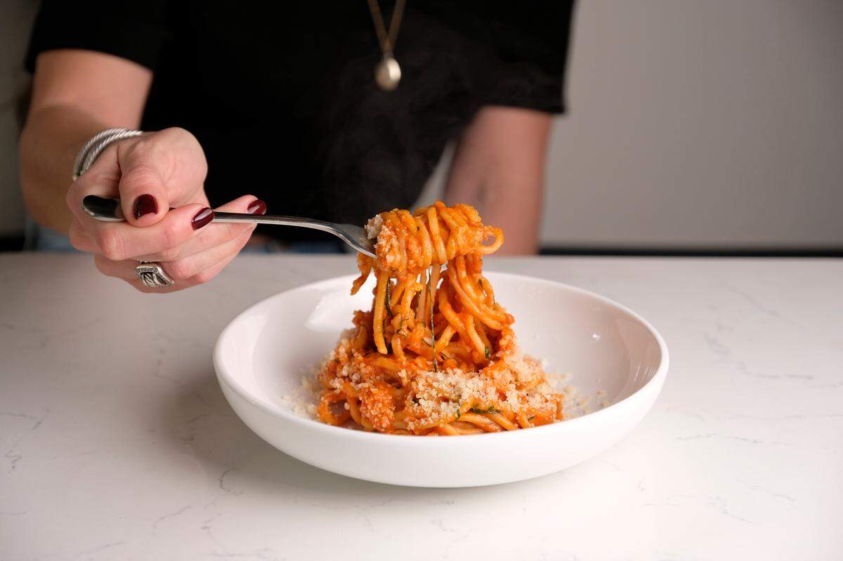 Spaghettone al pomodoro at Luca Osteria