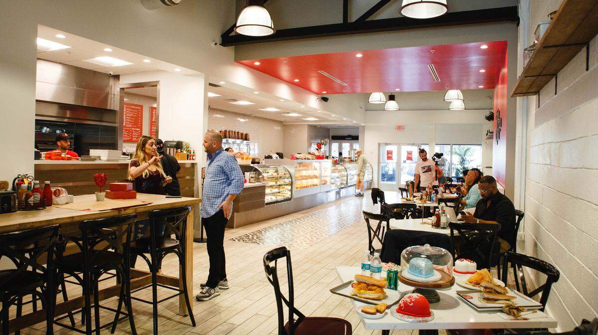 Cao Bakery & Cafe toma el modelo original de Vicky Bakery y agrega elementos de desayuno y almuerzo, como el sandwich Mediodía y otras ofertas suculentas.