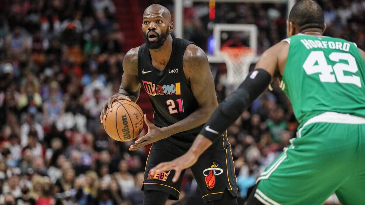 El centro del Miami Heat, Dewayne Dedmon, busca pasar el balón contra los Celtics en el tercer cuarto del partido celebrado en el FTX Arena de Miami, el 4 de noviembre de 2021.