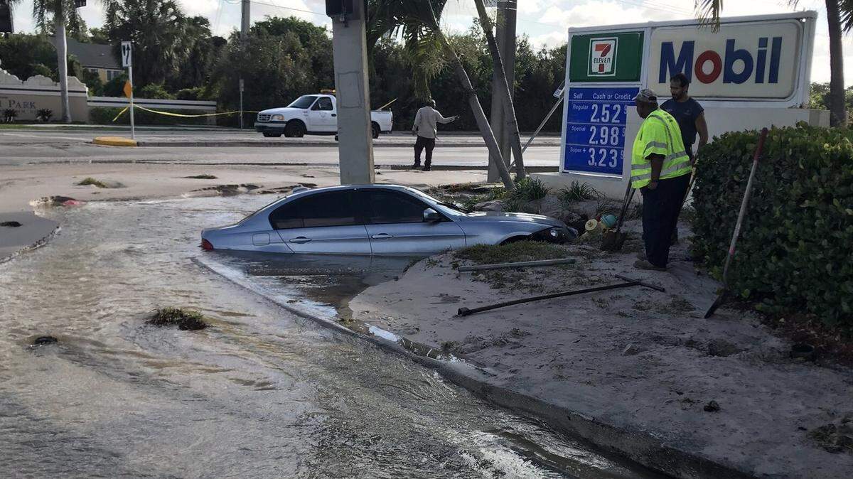 A Deerfield Beach car crash Tuesday morning caused a sinkhole that took more than six hours to fix and led to about 500 business and residents being put on a boil-water notice.