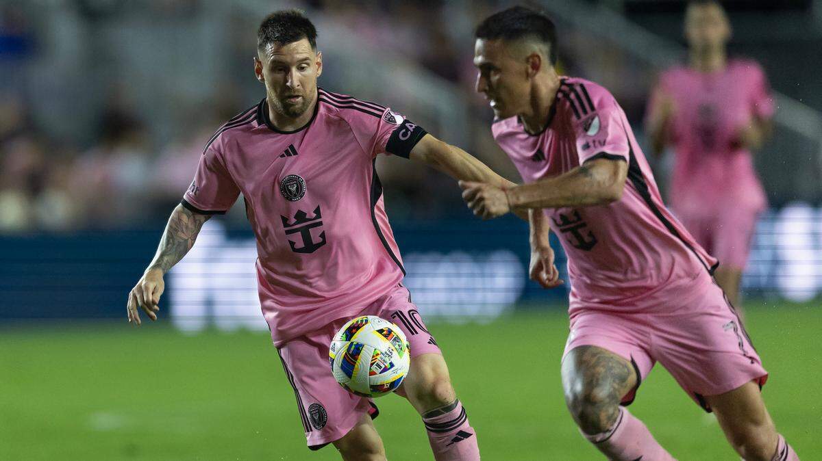 El delantero del Inter Miami Lionel Messi (izq.) conduce el balón en el partido de la MLS contra el D.C. United, celebrado el 18 de mayo de 2024 en el Chase Stadium de Fort Lauderdale, Florida.