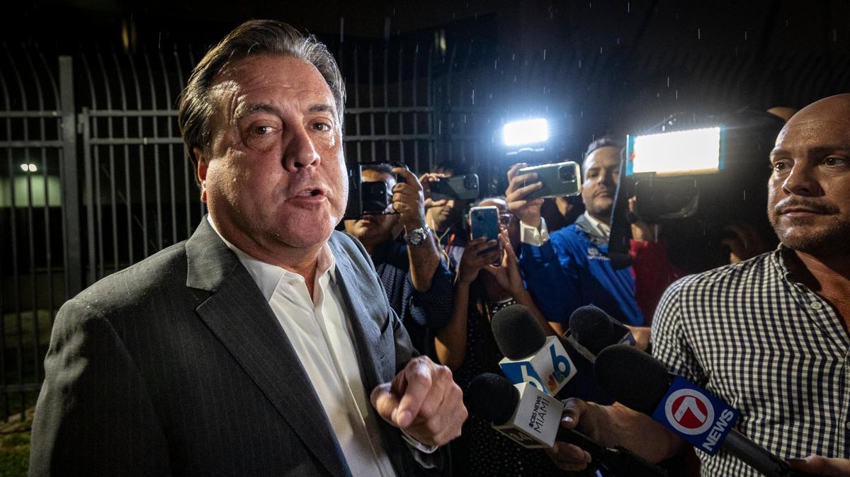 Un desafiante comisionado Alex Díaz de la Portilla habla con reporteros después de salir del Centro Correccional Turner Guilford Knight tras su arresto por cargos de corrupción en Miami, Florida, el 14 de septiembre de 2023.