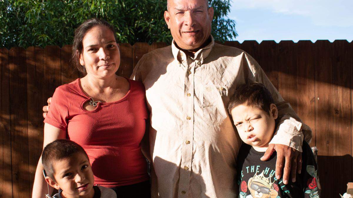 Milagro Guardado y Luis Balmaceda con sus dos hijos, Cleveland y Alfonso.