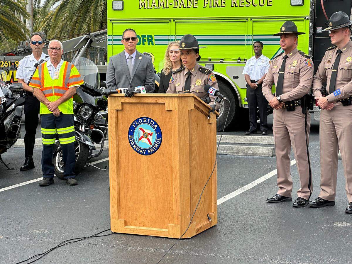 La teniente de la FHP Indiana Miranda habla con reporteros en una conferencia de prensa sobre la actualización de la ley Move Over de la Florida que entró en vigor el 1º de enero de 2024 en el estado. Los conductores deben cambiar de carril o reducir la velocidad cuando vean cualquier vehículo detenido en la carretera, dijo en el evento en la sede de la FHP en Miami, cerca de la autopista Turnpike de la Florida, el 24 de enero de 2024.
