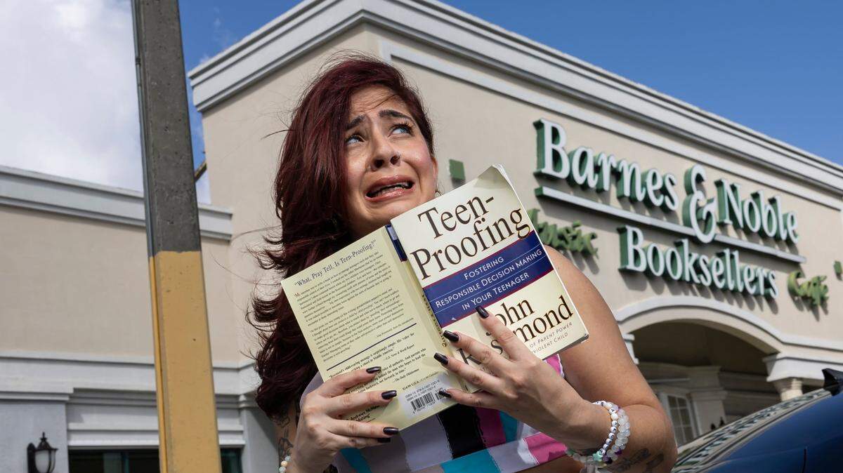 En esta foto de archivo del 30 de octubre de 2024, la comediante Brittany Brave afuera de la librería Barnes & Noble en West Kendall. Brave creció en Kendall, en Miami, y trabajó en esta tienda como barista durante la secundaria. Además, tuvo una presentación de comedia en el Centro Adrienne Arsht el 23 de noviembre de 2024.