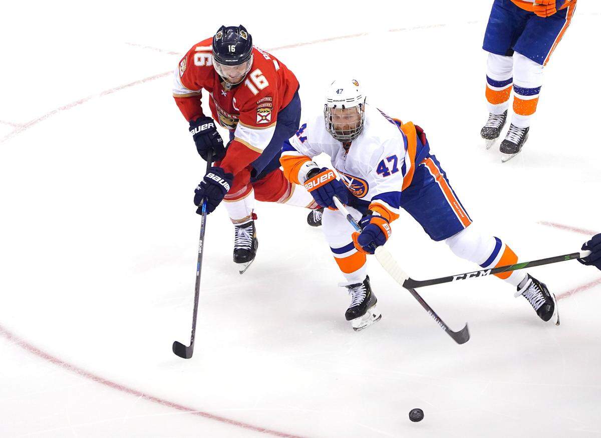 TORONTO, ONTARIO - AUGUST 07: Aleksander Barkov #16 of the Florida Panthers and Leo Komarov #47 of the New York Islanders chase after the puck in the second period in Game Four of the Eastern Conference Qualification Round prior to the 2020 NHL Stanley Cup Playoffs at Scotiabank Arena on August 07, 2020 in Toronto, Ontario. (Photo by Andre Ringuette/Freestyle Photo/Getty Images)