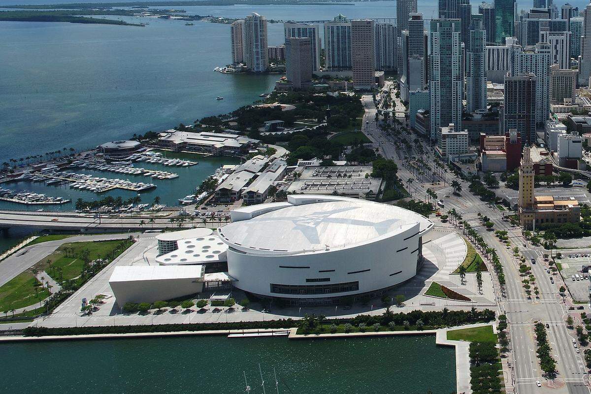 Miami-Dade commissioners approved the FTX cryptocurrency exchange as the new naming-rights sponsor for the Miami Heat’s county-owned arena.