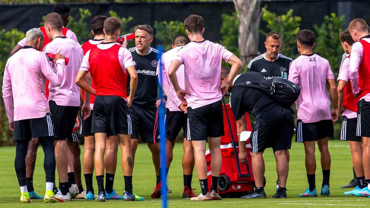 El entrenador en jefe de Inter Miami CF, Phil Neville, habla con los jugadores durante el campamento de entrenamiento en el Centro de Entrenamiento de Inter Miami CF de 50,000 pies cuadrados en Fort Lauderdale, Florida, el jueves 20 de enero de 2022.