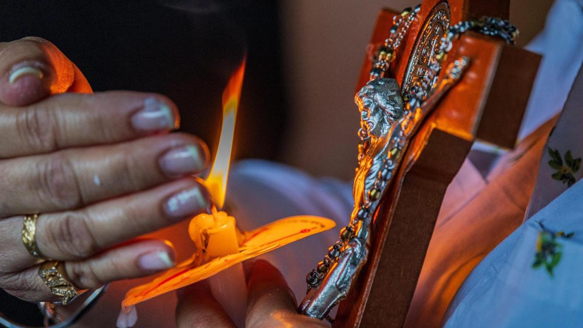 En esta foto de archivo, una mujer sostiene una cruz durante una vigilia realizada en Doral por el Caucus Venezolano Americano en apoyo a la extensión del TPS para los venezolanos.