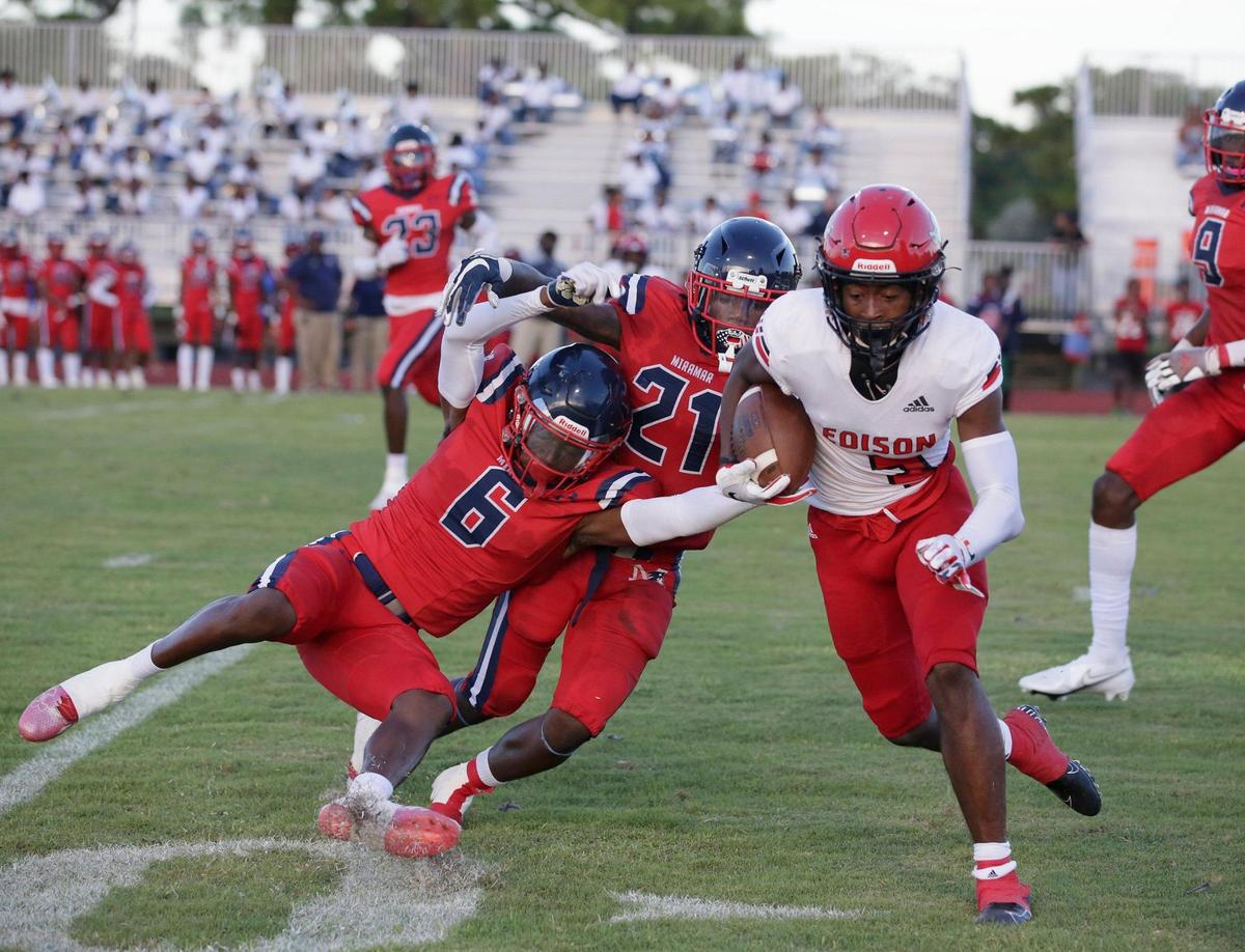 Edison wide receiver Brandon Lowe (3) escapes Miramar defenders during football game on Friday, August 19, 2022 at Miramar High School in Miramar. Andrew Uloza / for Miami Herald