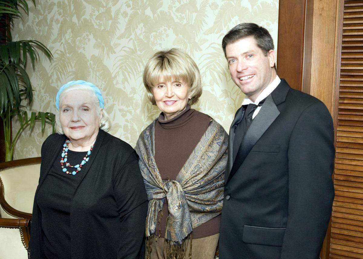 Rose Miniaci, Evelyn McKenzie and Gus Kein, interim executive director of the Broward Performing Arts Foundation, at a Broward Arts Patrons event in January 2007.