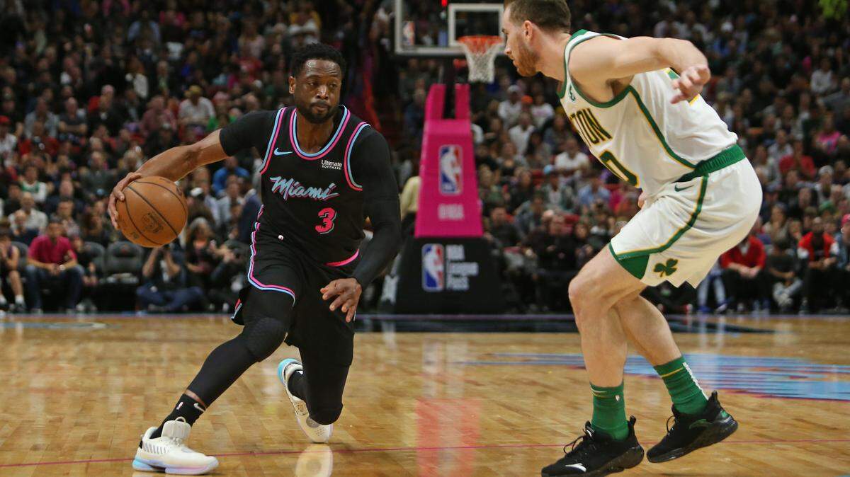El defensa del Heat Dwyane Wade (3) lleva el balón frente al delantero de los Celtics Gordon Hayward (20) este jueves en el American Airlines Arena.