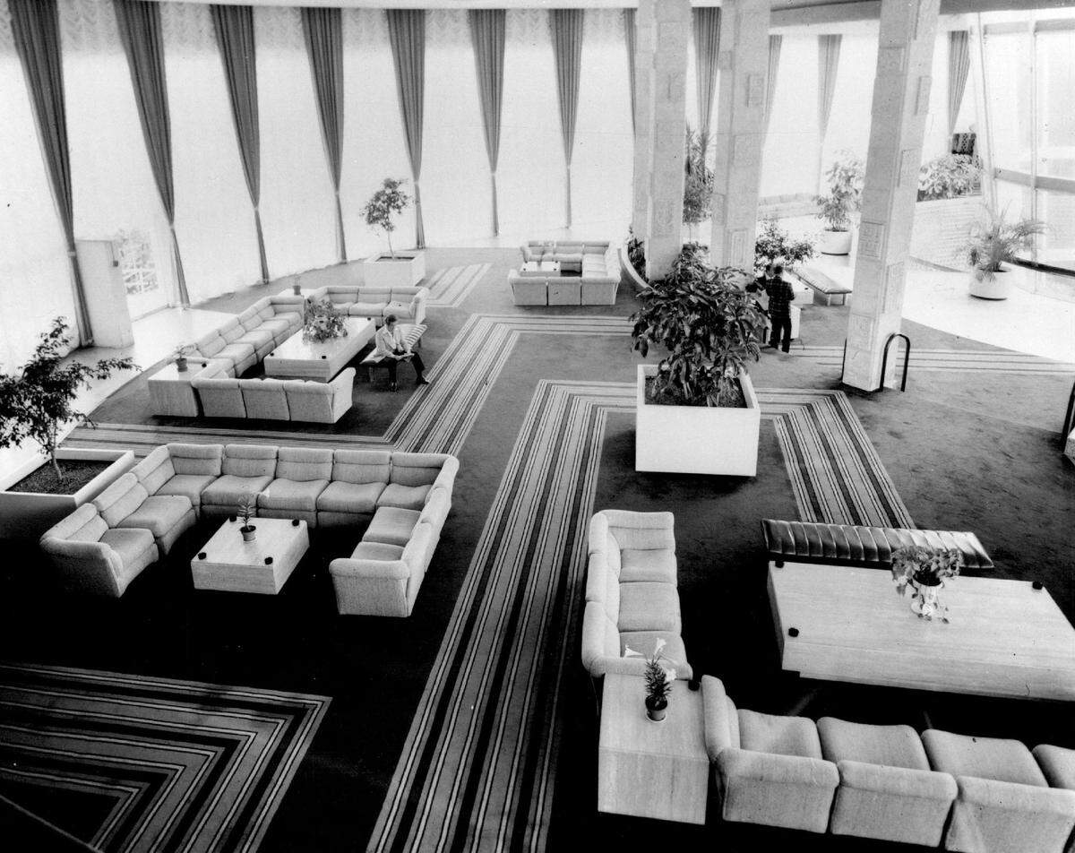 The Americana hotel lobby in 1977.