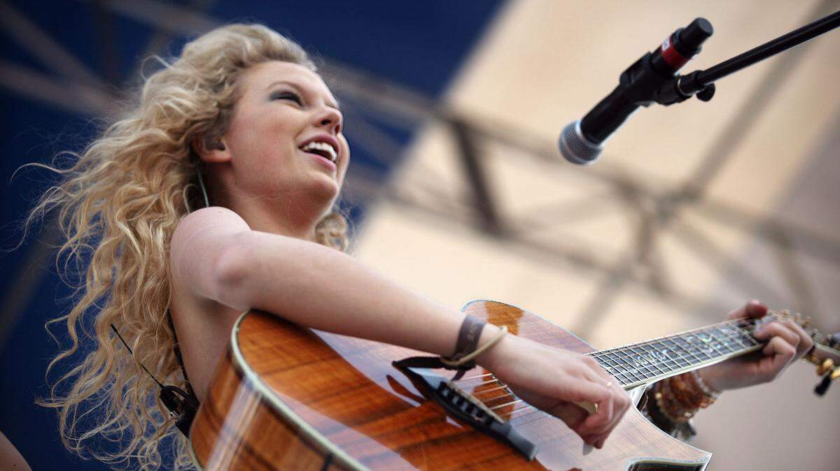 Taylor Swift entertains a packed outdoor audience at the KISS Country Chili Cook-off and concert on Jan. 27, 2008, in Pembroke Pines.